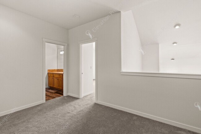 Building Photo - Eagle Crest Townhome Steps to Lakeside Cen...