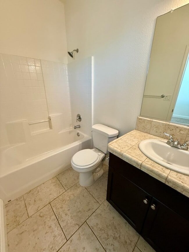 Building Photo - Beautiful Spacious 5 Bedroom Home located ...