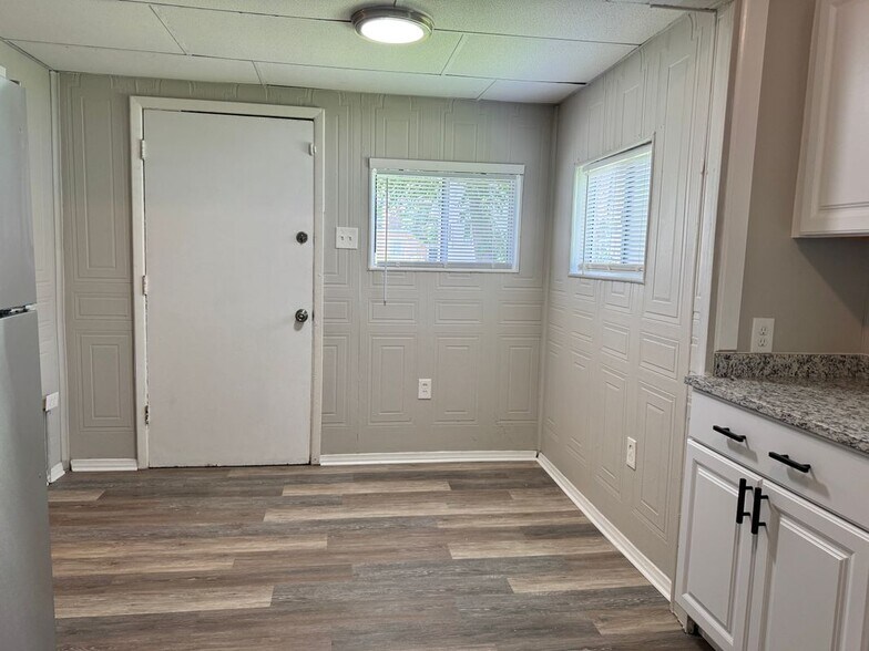Building Photo - 6543 Etzel Ave