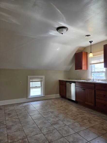 Building Photo - 2213 S Robinson Ave