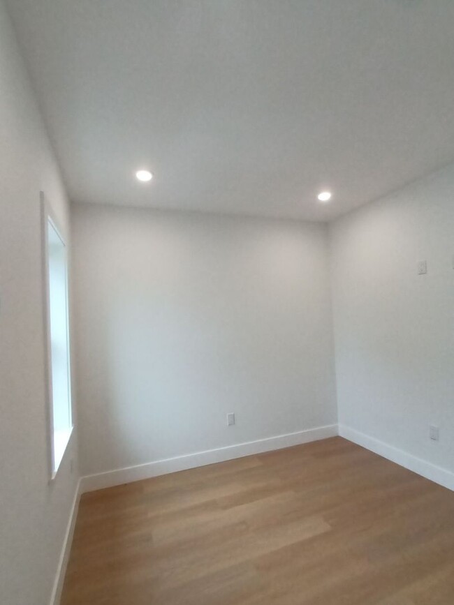 Building Photo - Newly Renovated 2BD/1BA in Fairhill - Avai...