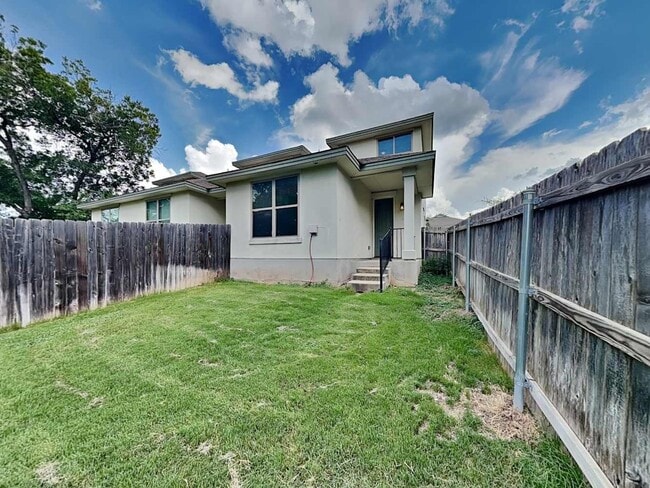 Building Photo - 179 Holly St