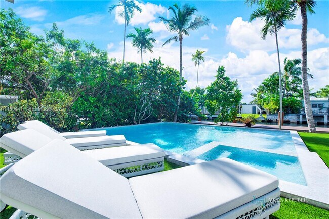 Building Photo - 1200 NE 87th St