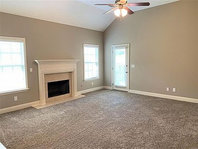 Building Photo - 725 Briarcliff Pl