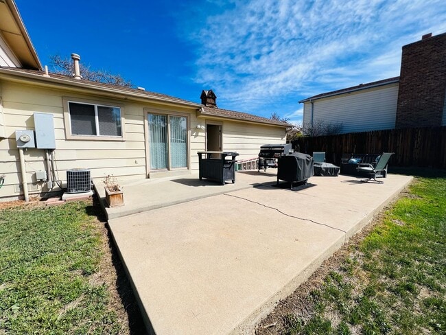 Building Photo - Showings start on 7/10/25 - Great 3 BR 2 b...