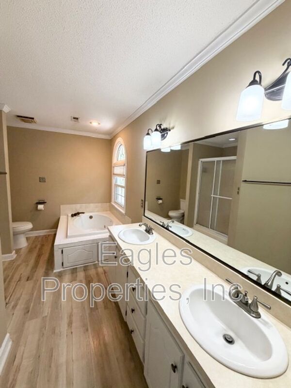 Building Photo - 100 Lakeshore Ct
