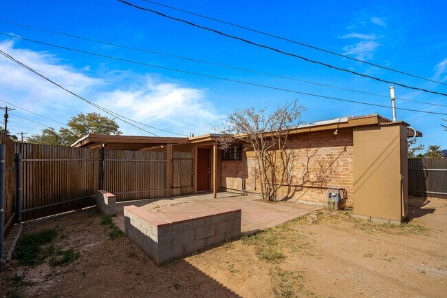 Building Photo - 2230 E Spring St