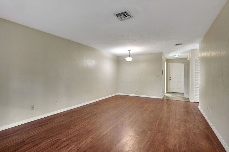 Building Photo - 706 111th Ave N