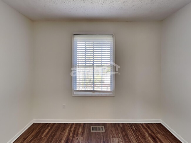 Building Photo - 1264 Village Dr