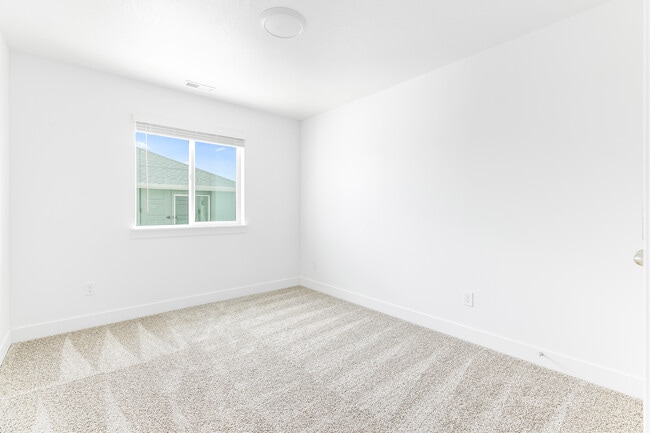 Building Photo - 4728 E Lake Corner Dr