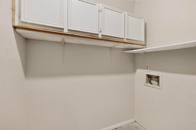 Building Photo - 10003 Rutland Village E