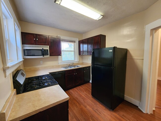 Building Photo - 3 Bedrooms, 1.5 Bath Brick Bungalow with Basement & Large Yard.  Close to UofL.