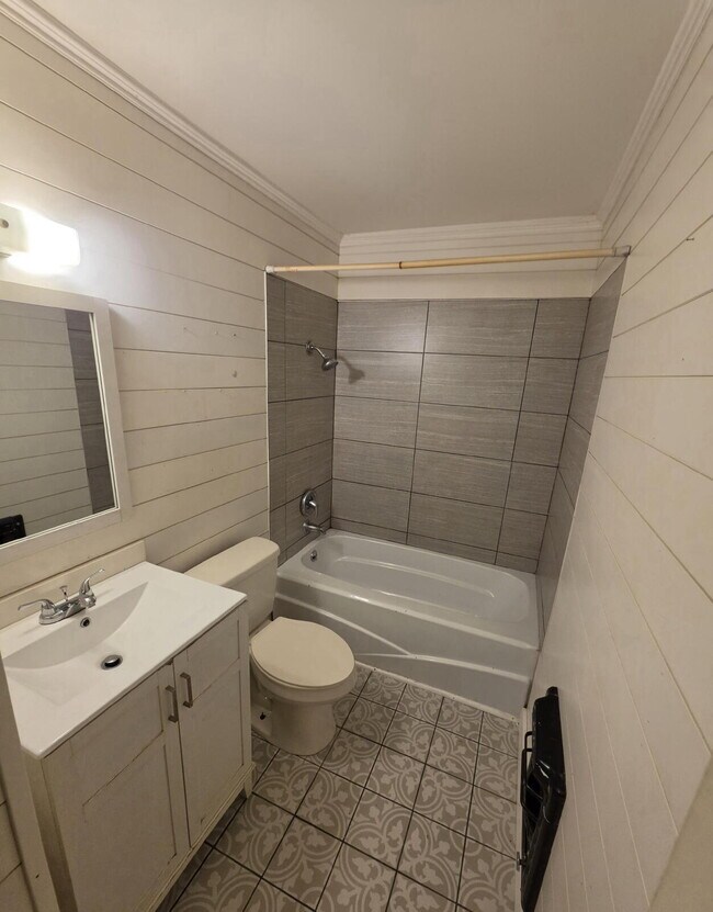 Building Photo - Recently Renovated - 3 Bedroom 2 Bath Home!
