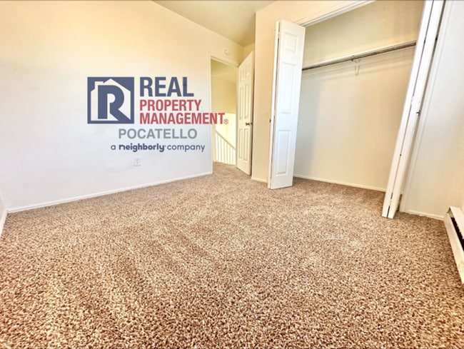 Building Photo - Updated 3 Bedroom 2 bath Townhome