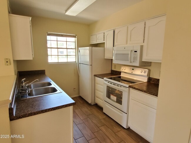 Building Photo - 625 S Westwood