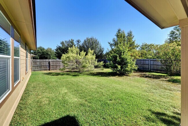 Building Photo - Spacious 4-Bedroom Gem with Office in Desi...