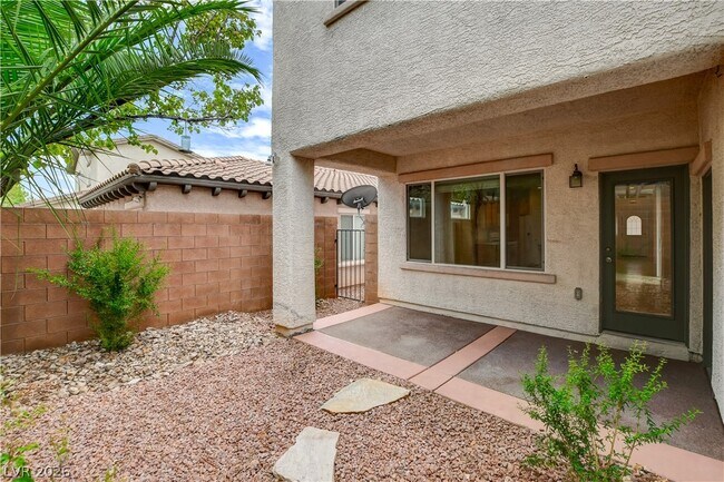 Building Photo - 10474 Howling Coyote Ave