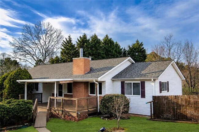 Building Photo - 1825 Skyline Dr