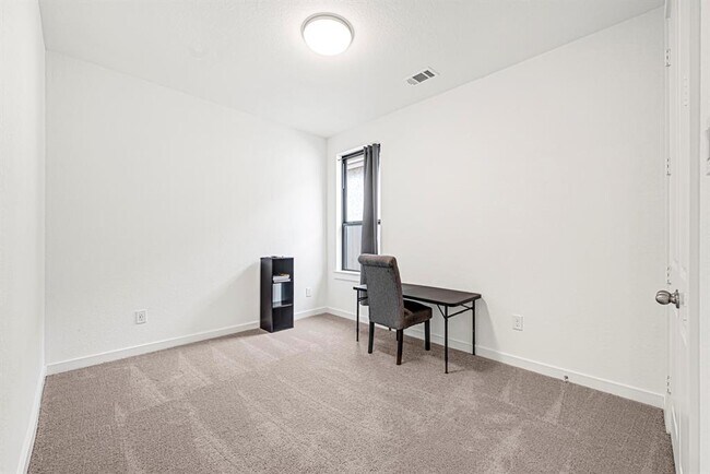 Building Photo - 12331 Palmetto Dr