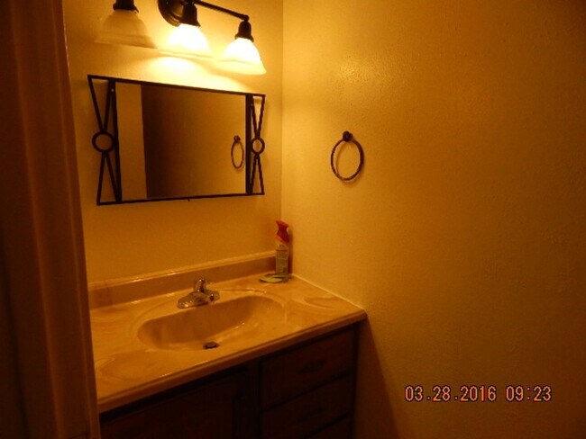 Building Photo - Riverside - GATED 3 Bedroom Condo in Sprin...