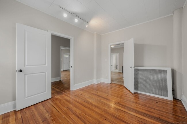 Building Photo - 245 Willetts Ave