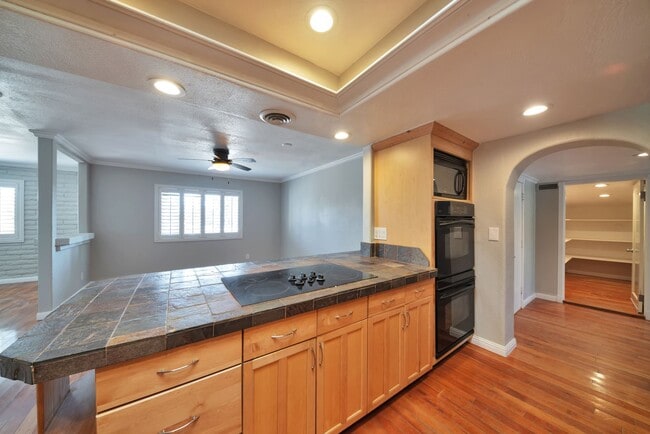 Building Photo - 6 Bed house with Pool near ASU