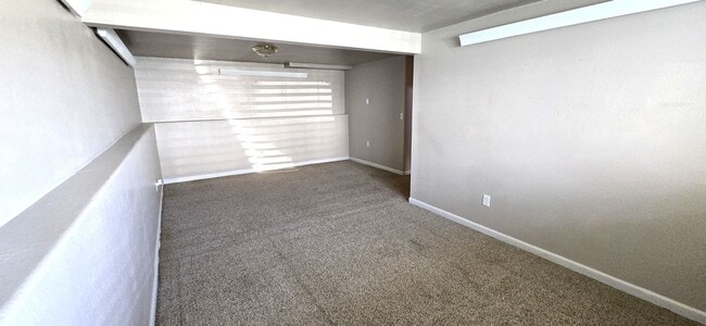 Building Photo - 5 Bedroom, 2 Bathroom Home For Rent In Wes...