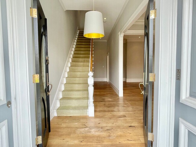 Building Photo - 5BR/3.5BA Elegant Presidio Heights Home! Flat Yard! 2 Car Garage! Laundry! PROGRESSIVE