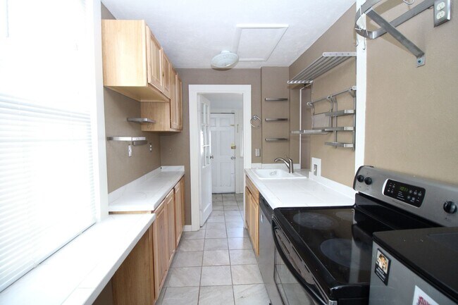 Building Photo - Adorable 3bdrm Downtown Bungalow