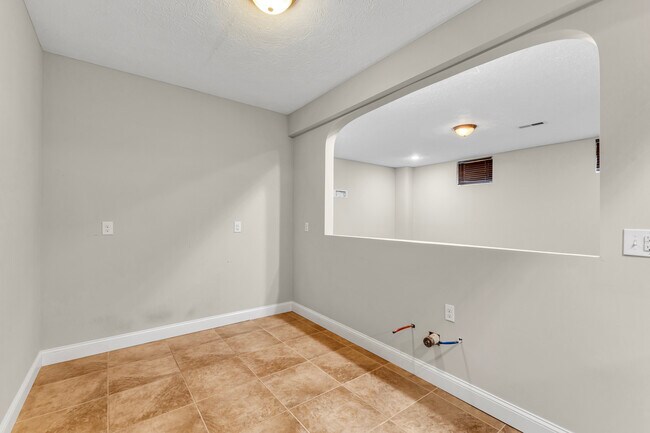 Building Photo - 345 Kenilworth Rd