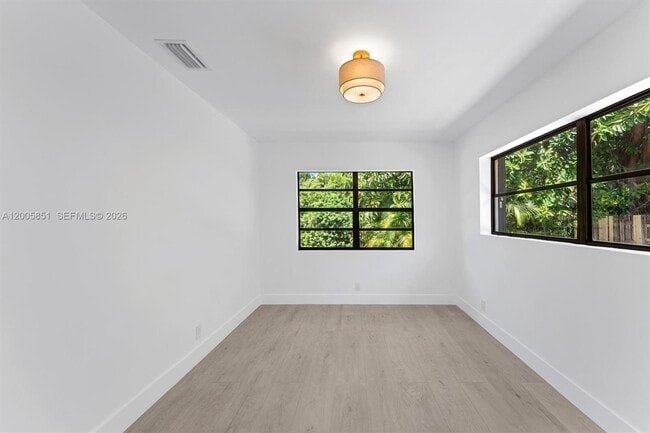 Building Photo - 401 SW 63rd Terrace