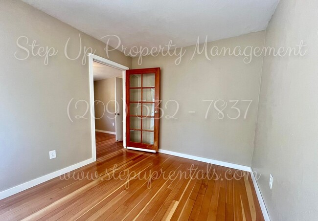 Building Photo - Updated 2-Bed, 2-Bath Home with Bonus Room...