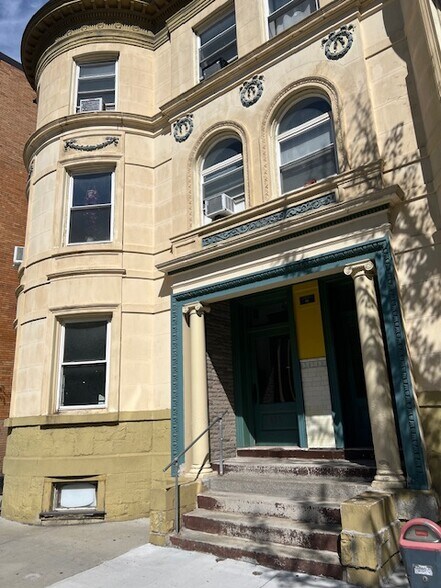 Primary Photo - 736 Washington St