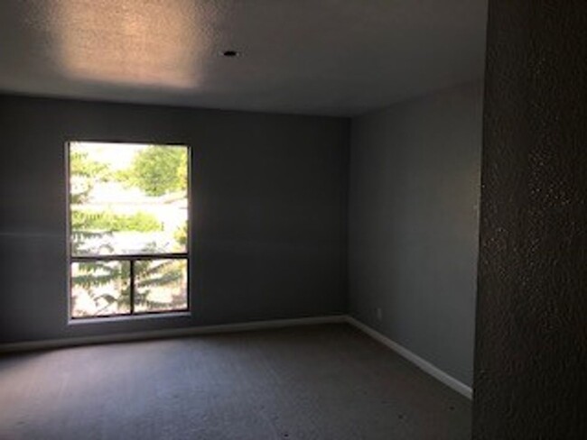 Building Photo - NE UPTOWN WINROCK CONDO 2/BD 2/BA - UTILIT...