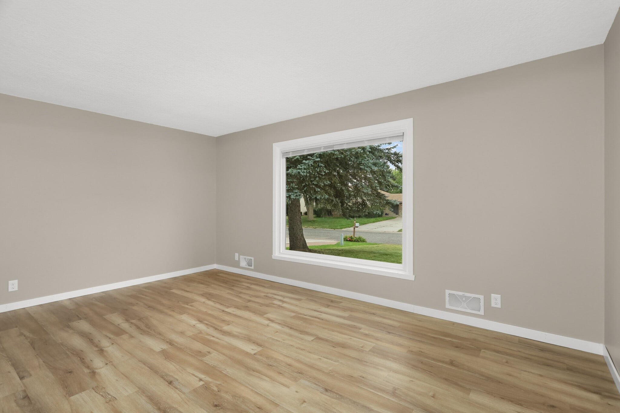 Dining - 2808 Aglen St