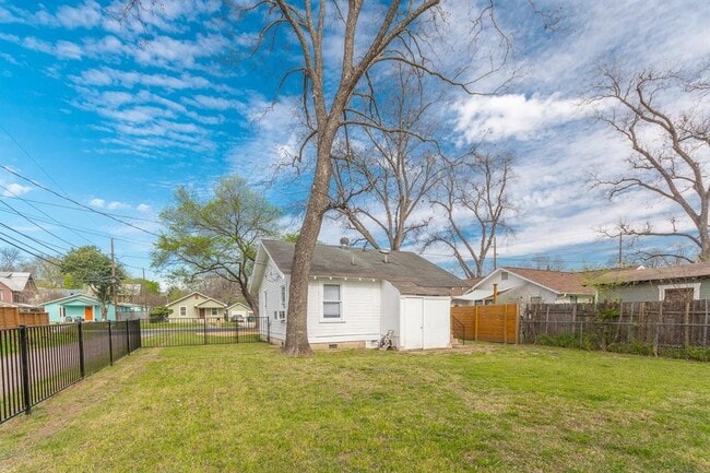 Building Photo - 57 Chalmers Ave