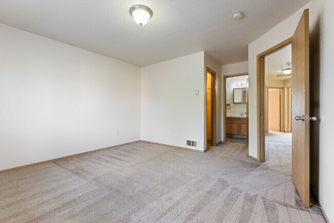 Building Photo - Spacious 4-Bedroom Home in SE Portland