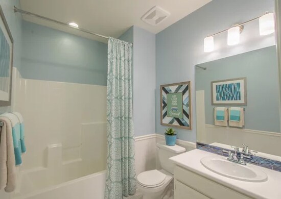 Shared bathroom - 1266 Santa Victoria Rd