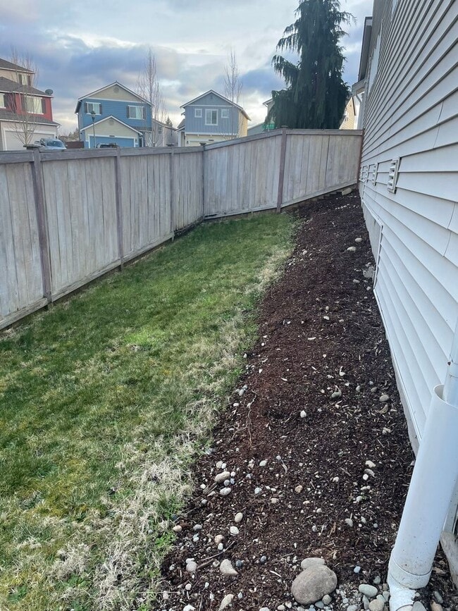 Building Photo - Lovely South Hill Home!