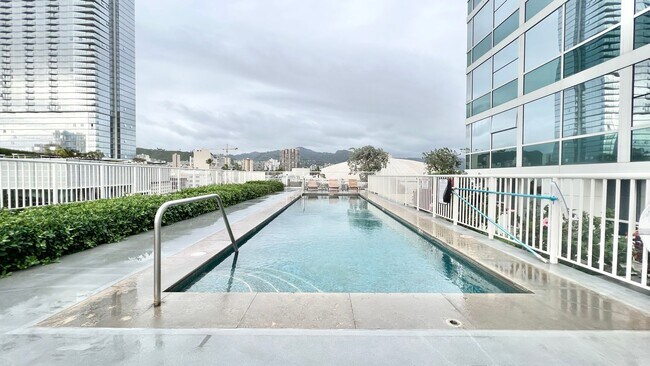 Building Photo - MOVE-IN READY 1 BED/1 BATH/1 PRKG IN 909! ...