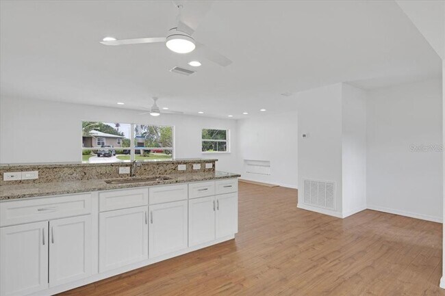 Building Photo - 2206 Mark Ave