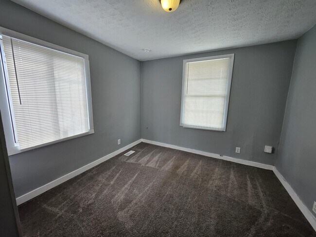 Building Photo - 3044 Manor Ct