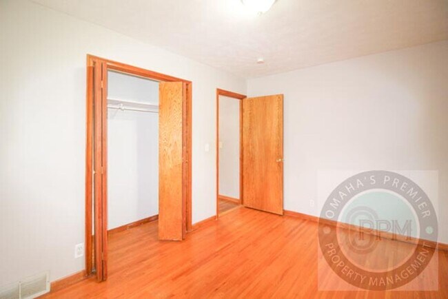 Building Photo - 3 Bedroom 1.5 Bathroom Home Located Minutes from Westroads Mall