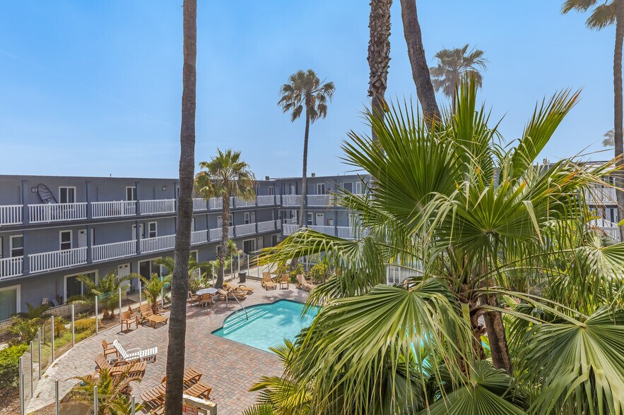 Building Photo - 1111 Seacoast Dr