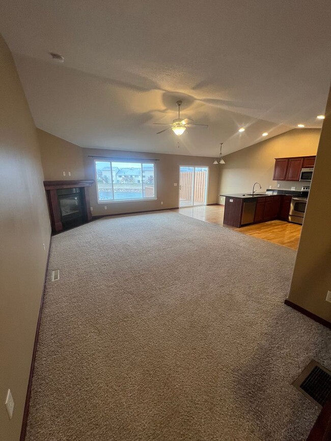 Building Photo - 3bd 3ba condo available for rent