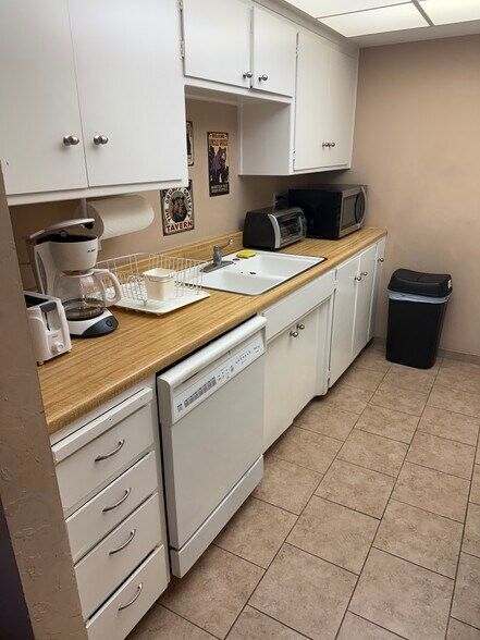 fully equipped kitchen - 1148 Herbert Ave