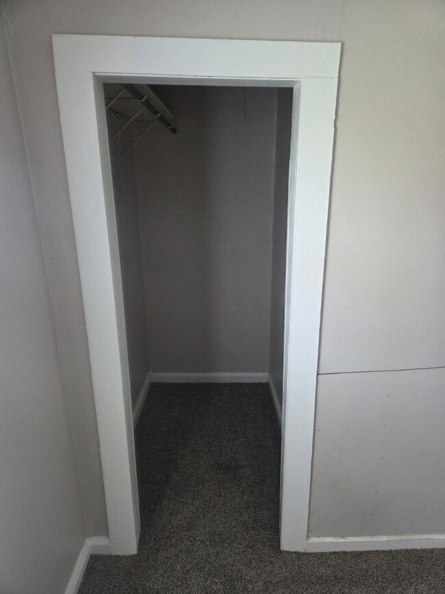 Building Photo - Remodeled 2 bed unit, ready for a new family