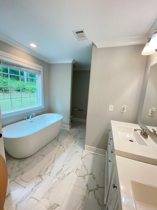Building Photo - 40 Oak Forest Dr