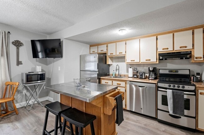 Building Photo - 5 Blackstone Dr