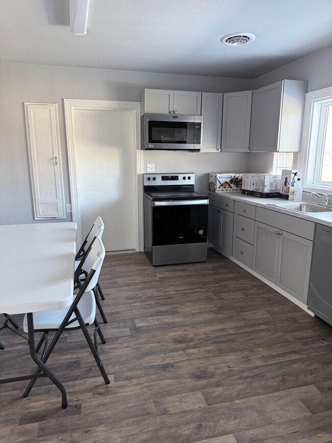 Building Photo - 606 E Main Street Ext